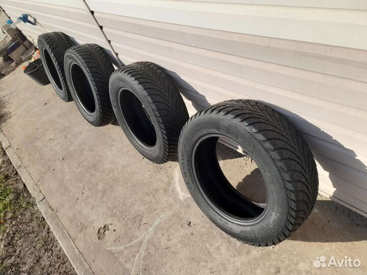 Sava Eskimo Stud 215/65 R16