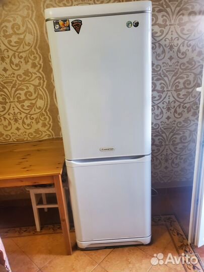 Холодильник ariston