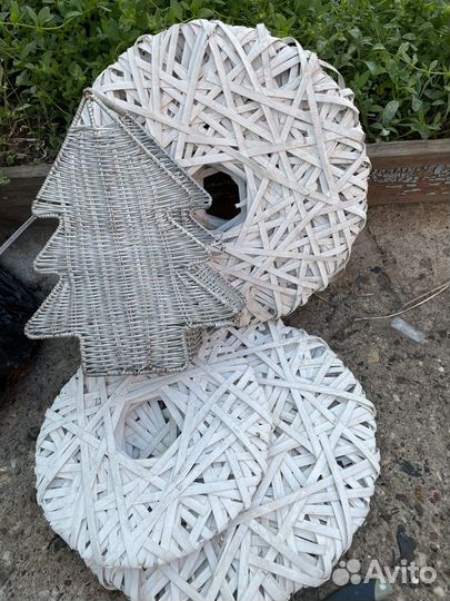 Искусственные цветы, корзины, новогодний декор