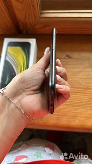 iPhone SE, 64 ГБ