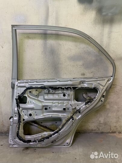 Продаю заднюю правую дверь на hyundai accent