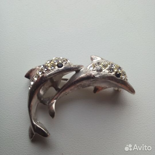 Брошь дельфины