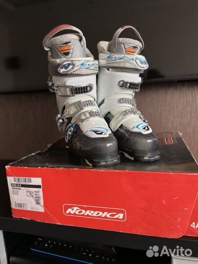 Горные лыжи и ботинки