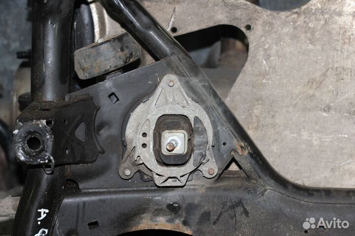 Подушка крепления двигателя правая BMW 3