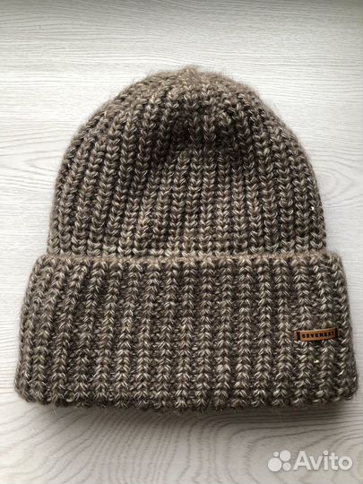 Зимняя женская шапка