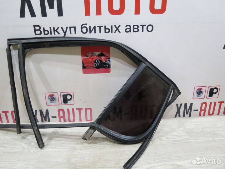 Форточка задняя левая Skoda Fabia