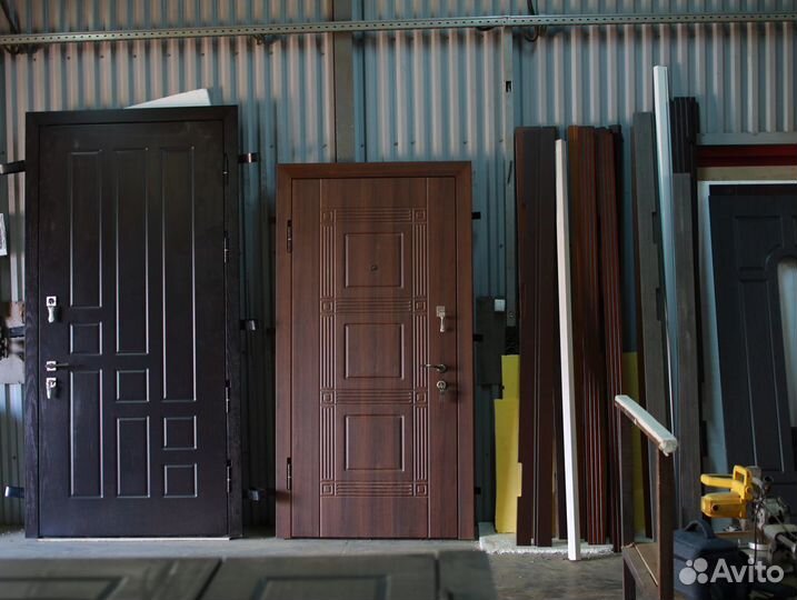 Дверь из стали с двумя панелями мдф