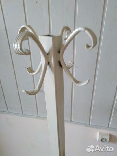 Продаю вешалку с коваными элементами
