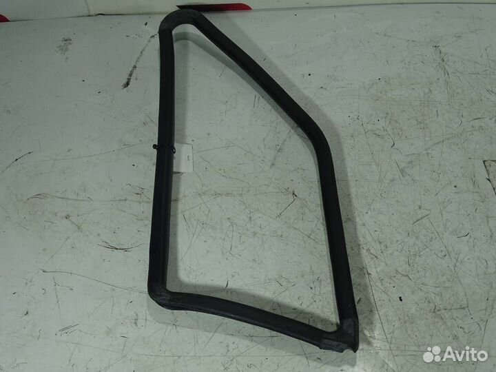 Уплотнитель форточки левой двери 14- Daily б/у