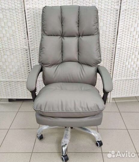 Новое большое компьютерное кресло