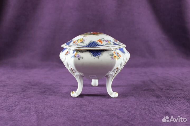 Шкатулка белая на ножках с тремя девушками