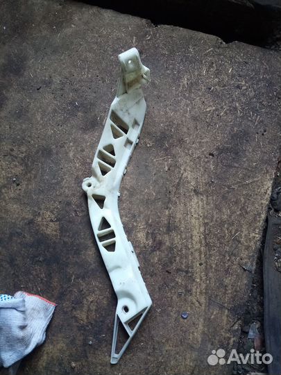 Кронштейн крепления бампера mazda 3 бк