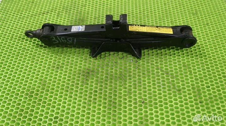 Домкрат Toyota Wish ZNE10