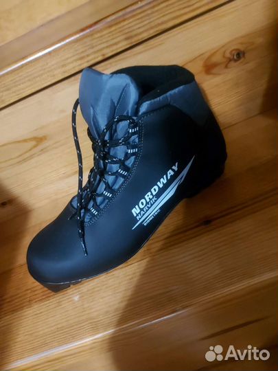 Лыжные ботинки и лыжи