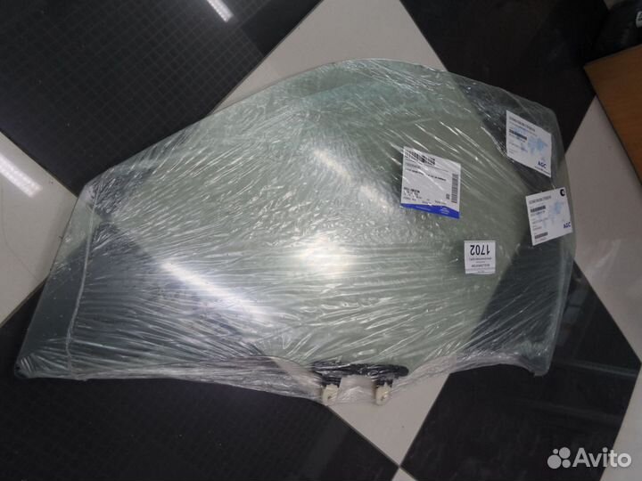 Стекло передней двери левое Suzuki Grand Vitara 3D