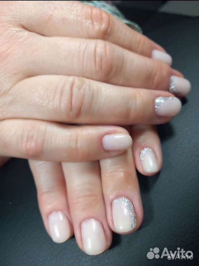 Модель для маникюра.Услуги маникюра