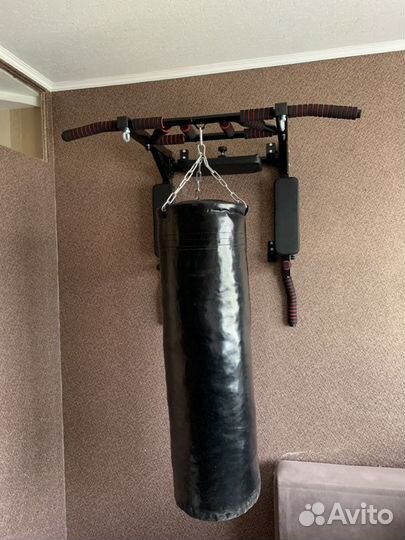Боксерский мешок и турник с брусьями