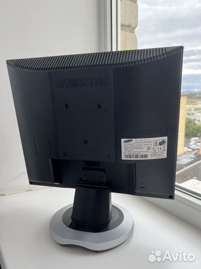 Монитор Samsung SyncMaster 710n