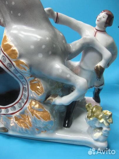 Статуэтка фарфоровая конек горбунок