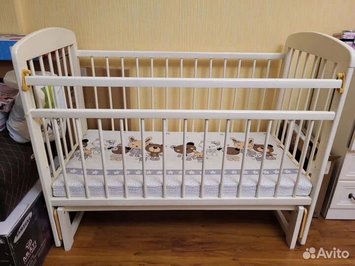 Детская кроватка с маятником