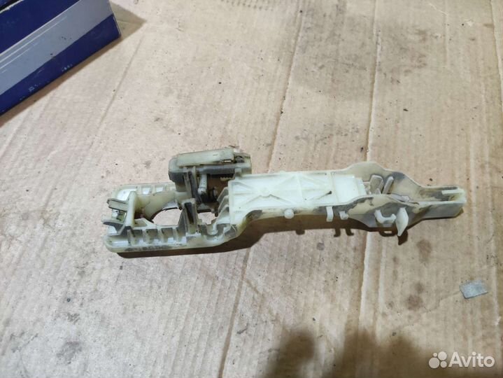 Кронштейн ручки левой двери Hyundai i40