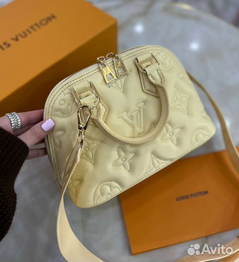 Сумка Alma BB Louis Vuitton