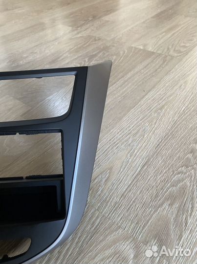 Накладка торпедо центральная Hyundai Solaris