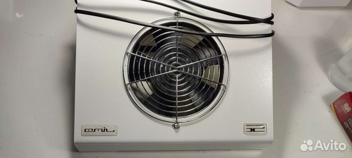 Вытяжка для маникюра и педикюра Emil