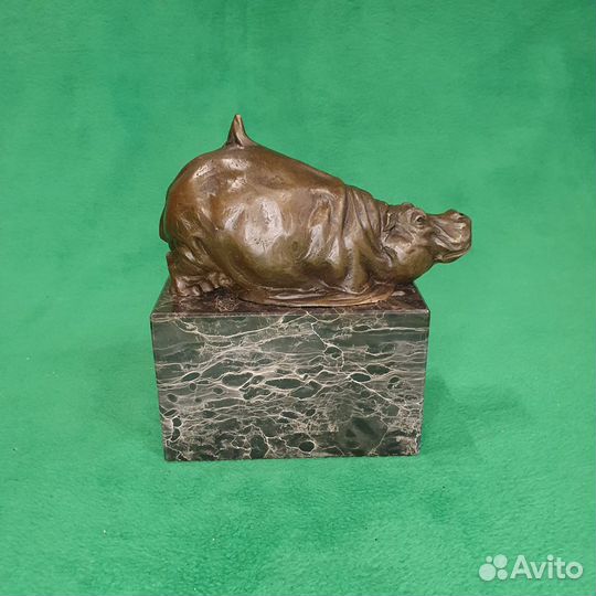 Бронзовая статуэтка Бегемот с птичками