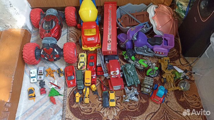 Игрушки для мальчика (машинки, инструменты)