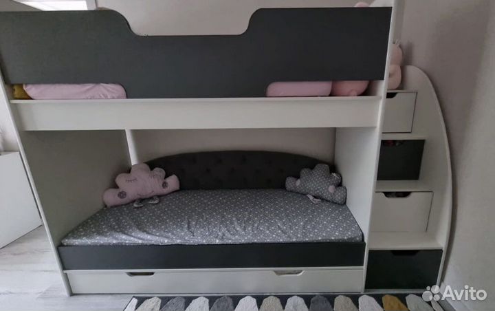 Двухъярусная кровать с лестницей-комодом