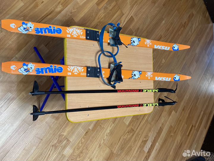 Детские пластиковые лыжи и палки