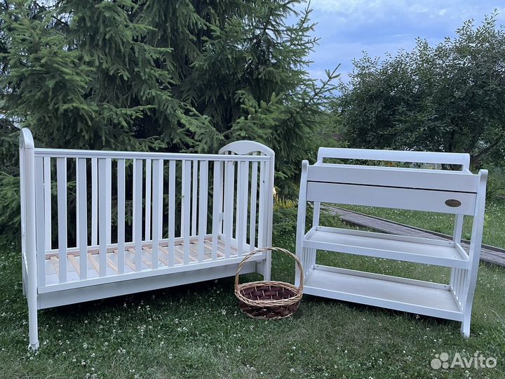 Детская кроватка и пеленальный комод