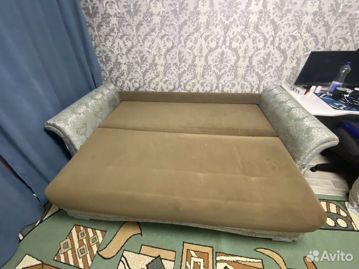 Диван велюровый