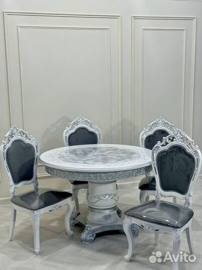 Большой обеденный стол и стулья