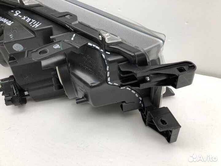 Фара левая Toyota Hilux 8