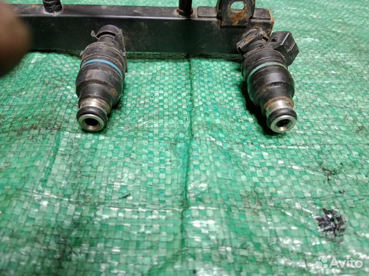 Бмв е36 M43B18 топливная рампа с форсунками