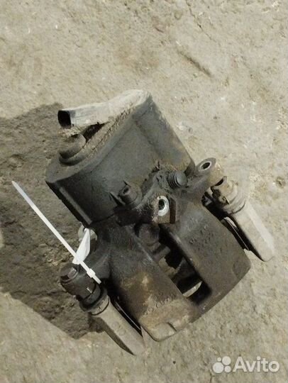 Суппорт тормозной передний левый Volkswagen Passat