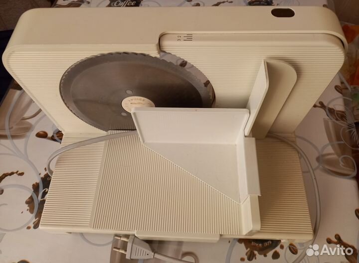 Слайсер для нарезки колбасы и сыра электрический