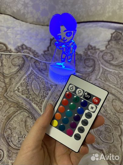 Разноцветный светильник в виде чимина на зарядке