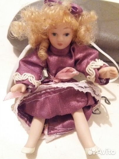 Кукла фарфоровая