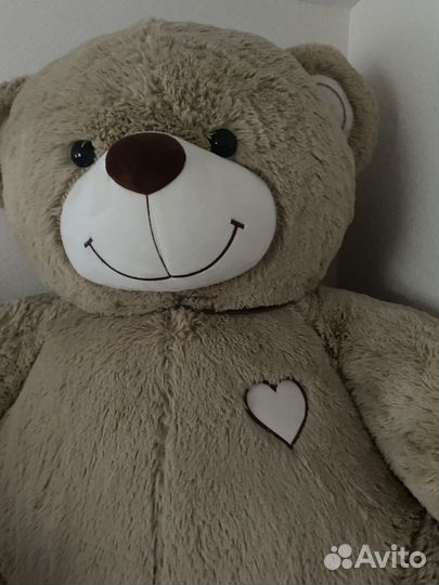 Большой плюшевый медведь