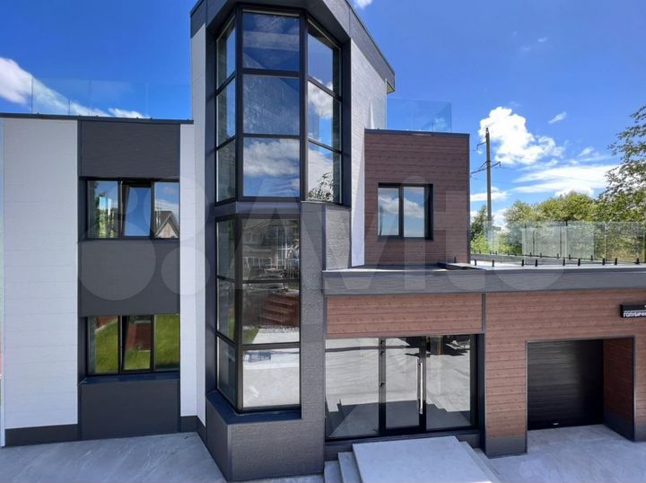 Коттедж 210 м² на участке 10 сот.