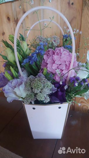 Букеты из сезонных цветов. Эустома, циния, астра