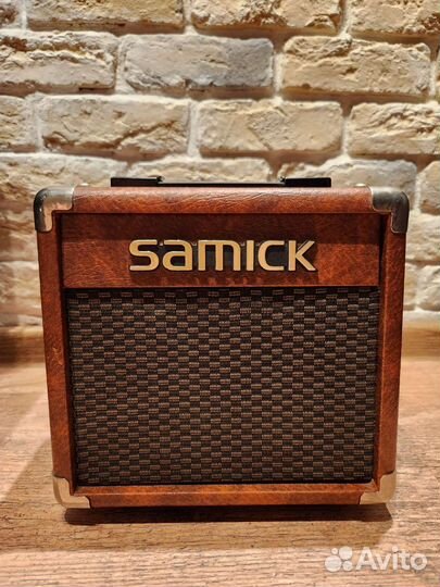 Винтажный гитарный комбоусилитель Samick LG1