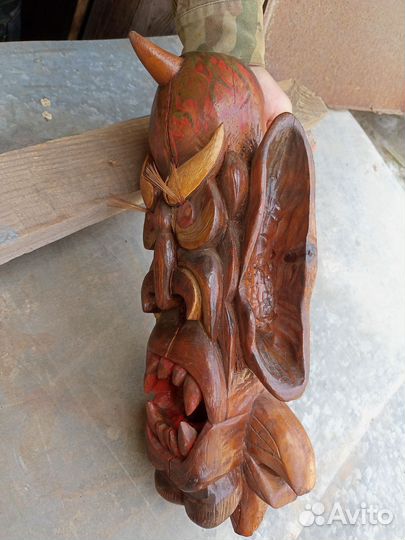 Маска из дерева