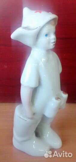 Статуэтка фарфор.Мальчик в буденовке