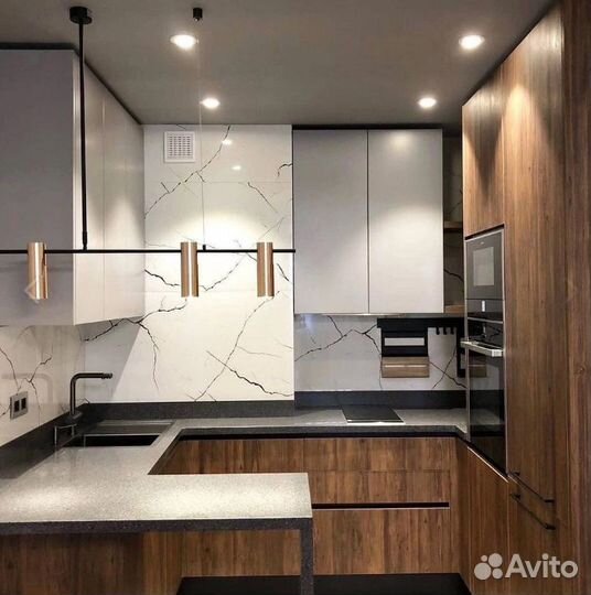 Маленькая кухня в коричневых оттенках