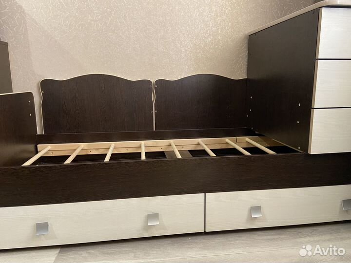 Детская кроватка с маятником