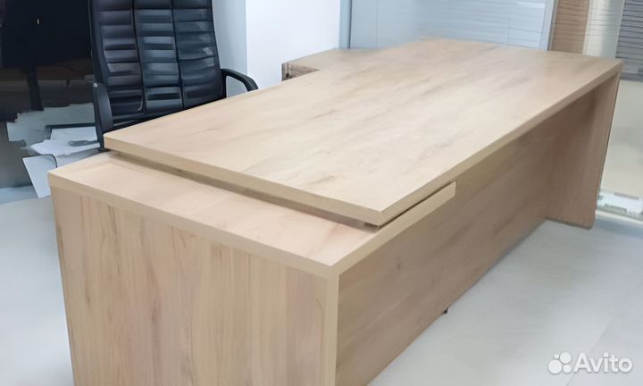 Стол руководителя с тумбой. В наличии